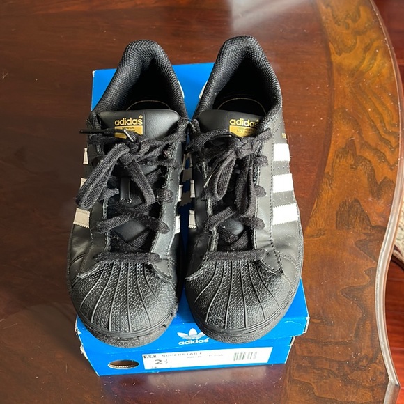 LIKE NEW Adidas Superstar Jr. Size 2 1/2 (Core Black / Cloud Whitek) - Picture 2 of 11